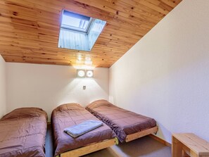 A small room with two wooden beds, a skylight, and a wall-mounted light fixture. - Duplex for 5, La Plagne center, pets allowed (La Plagne-Tarentaise)