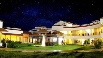 Fachada de la propiedad por la tarde o noche