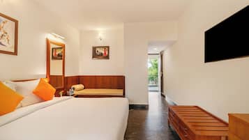 Escritorio, cortinas blackout y ropa de cama