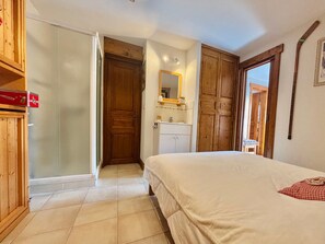 2 Schlafzimmer, Bügeleisen/Bügelbrett