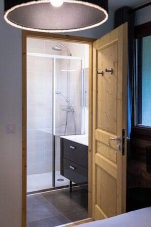 Dusche, Haartrockner, Handtücher, Seife