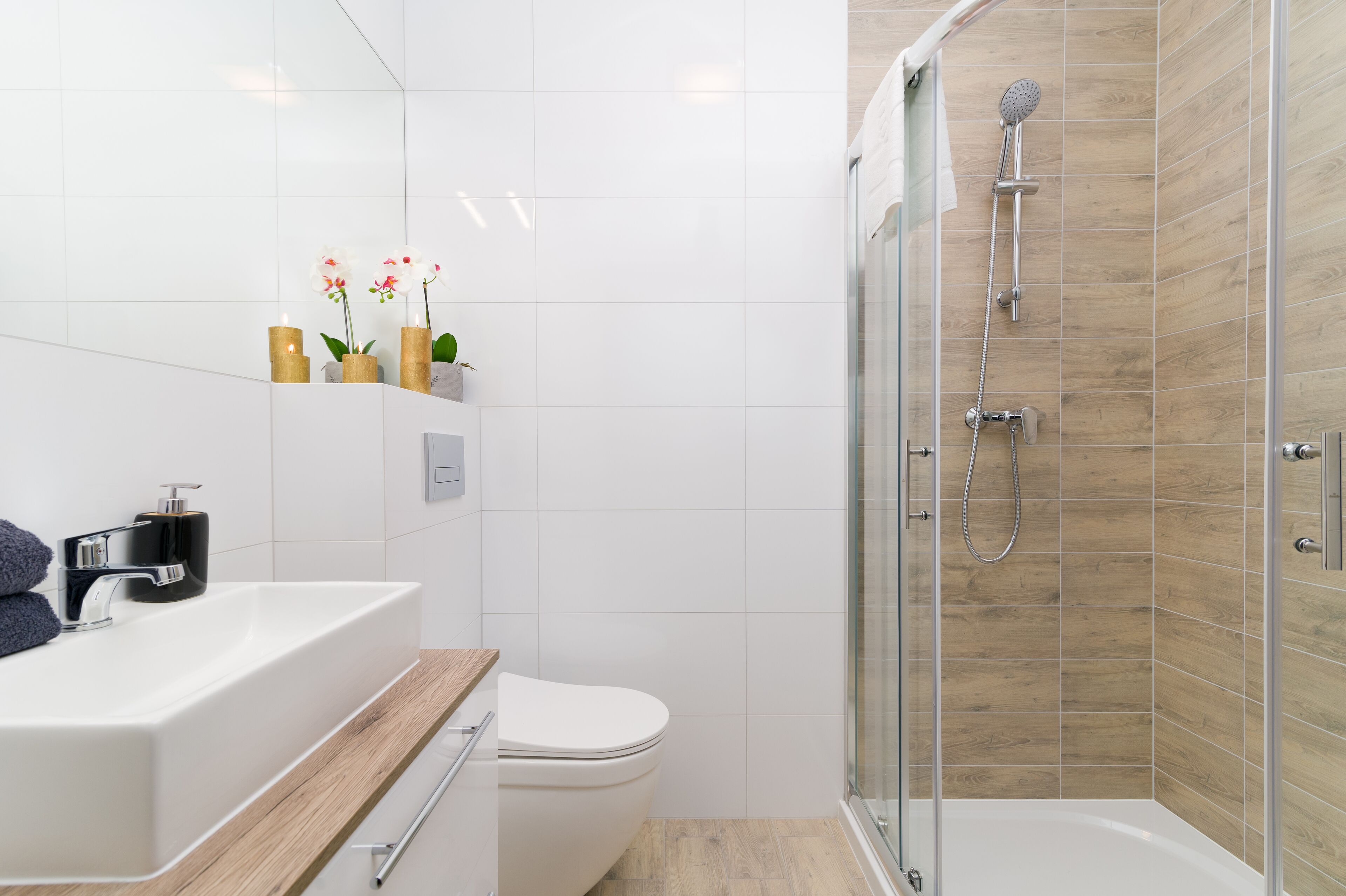 Een douche, een hydromassagedouche, een haardroger, handdoeken