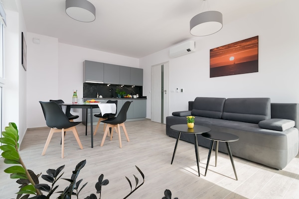 Standaard appartement | Woonkamer | Een 49-inch flatscreentelevisie met satellietzenders en een televisie