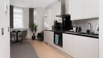 Estúdio luxo, banheiro privativo, vista para a cidade | Cozinha privada | Geladeira, fogão, cooktop, lava-louças