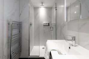 Apartamento clásico, baño privado | Baño | Secador de pelo y toallas