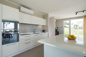 Kühlschrank, Mikrowelle, Ofen, Geschirrspüler