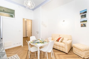 Interior - Spacious and very comfortable apartment perfect for 4 guests is located in the Crocetta district and has everything you need for a magnificent stay. We are a few minutes walk from Porta Nuova and the historic center, Nearby there is tram 4 which crosses  (Torino)