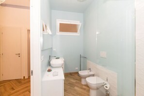 Een douche, een haardroger, een bidet
