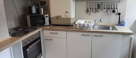 Business appartement | Privékeuken | Een koelkast, een microgolfoven, een oven