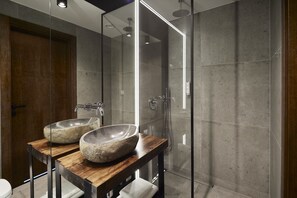 Quarto standard | Banheiro | Chuveiro, chuveiro com efeito de chuva, produtos de toalete de grife 