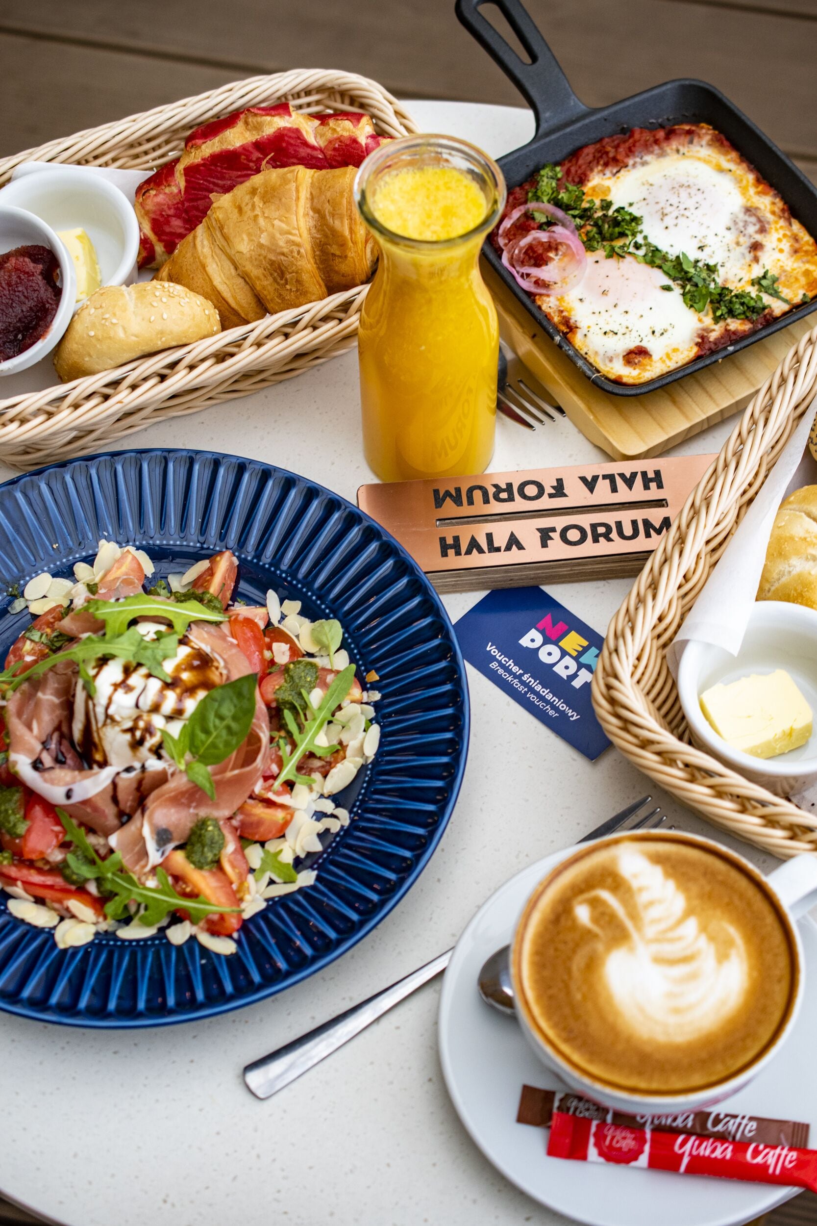 daily continental breakfast (pln 60 per person)