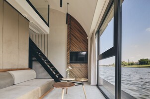 Standard Room | Minibar, in-room safe, desk, laptop workspace