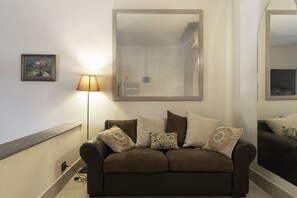Luxury-Apartment | 1 Schlafzimmer, hochwertige Bettwaren, Daunenbettdecken, Schreibtisch