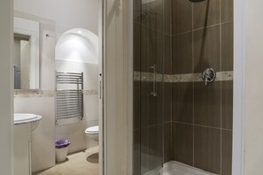 Luxury-Apartment | Badezimmer | Dusche, Regendusche, Haartrockner, Bidet