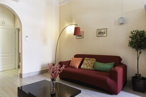 Luxury-Apartment | Wohnbereich | 43-Zoll-Flachbildfernseher mit Kabelempfang, Fernseher