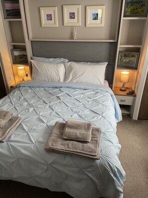 เคบิน, หลายเตียง | 2 ห้องนอน, เตารีด/โต๊ะรีดผ้า, Wi-Fi ฟรี, ผ้าปูที่นอน