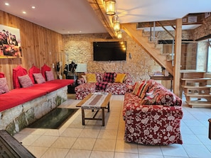 Smart TV, chimenea, futbolito y tenis de mesa 