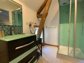 Hair dryer, towels, soap, shampoo - Storybook French Watermill plus Gîte with Private Pool close to tourist sites (Pays de Belves)