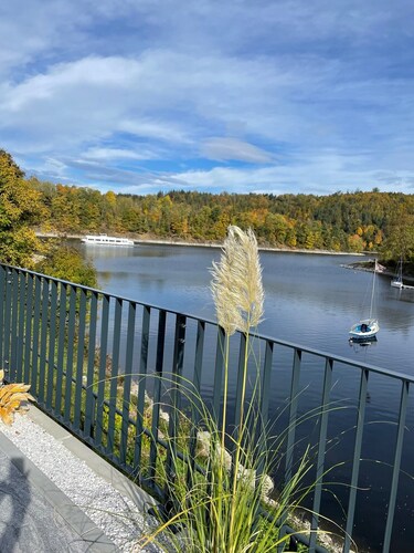 Ferienhaus mit 6 Apartments, Terrasse und Blick auf den Stausee