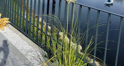 Ferienhaus mit 6 Apartments, Terrasse und Blick auf den Stausee