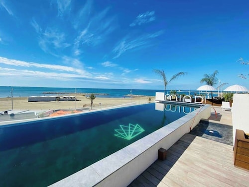 Luxurious T4, 4-star standard, pool, 115 m2, garage