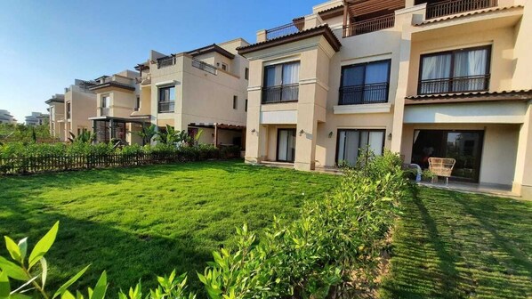 Elite Villa | Garden view