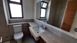 Elite Villa | Bathroom | Shower, towels