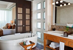 Tina, secadora de cabello, toallas, jabón 