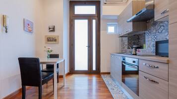 KĂŒhlschrank, Mikrowelle, Ofen, Wasserkocher