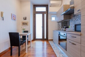 Kühlschrank, Mikrowelle, Ofen, Wasserkocher