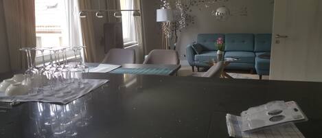 تناول الطعام داخل الغرفة