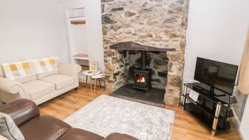 Cottage | Living room | Fireplace