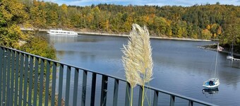 Ferienhaus mit 6 Apartments, Terrasse und Blick auf den Stausee