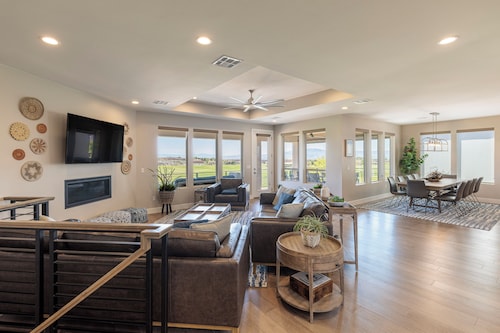 Sleeps 16 w/ 4 Kings - Gourmet Kitchen & Fireplace