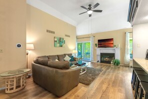 Een smart-tv, een open haard en een kantoor