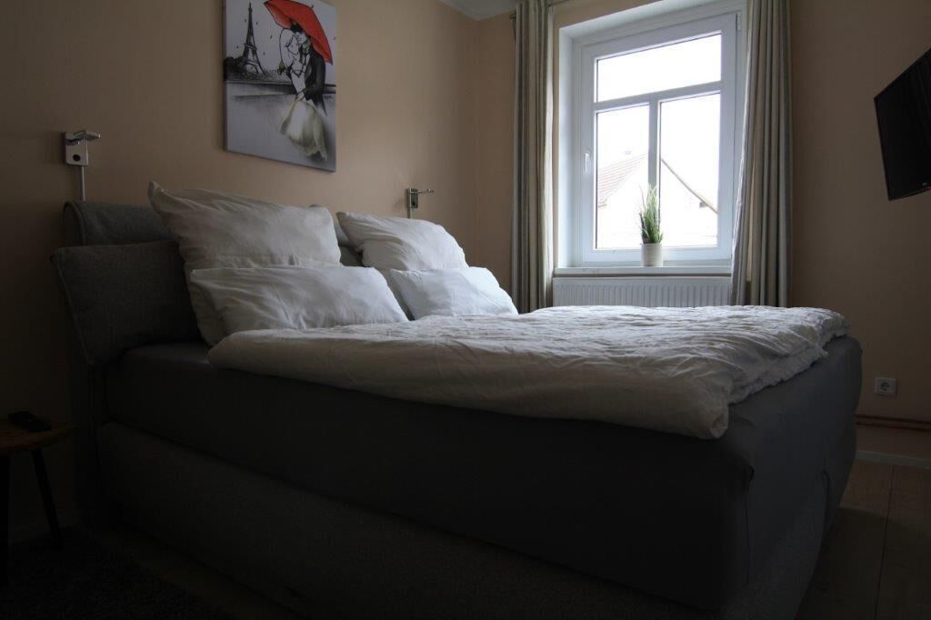 1 غرفة نوم وبديكورات فريدة لكل غرفة وستائر تعتيم ومكواة/لوح كي