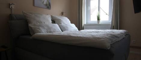 1 غرفة نوم وبديكورات فريدة لكل غرفة وستائر تعتيم ومكواة/لوح كي