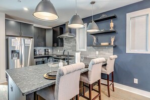 冰箱、微波炉、烤箱、炉灶