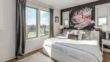 4 slaapkamers, een bureau, een strijkplank/strijkijzer, reisbedje