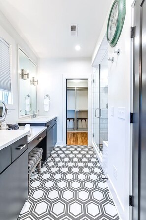 Kombinert dusj/badekar, hårføner og håndklær