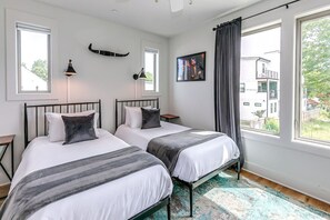 3 soverom, skrivebord, blendingsgardiner og strykejern/-brett