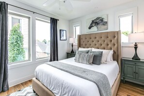 3 soverom, skrivebord, blendingsgardiner og strykejern/-brett