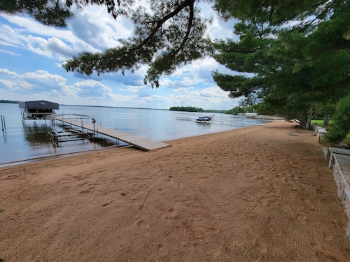 Woman Lake Beach House - Family Reunion - Private 100' Wide Beach