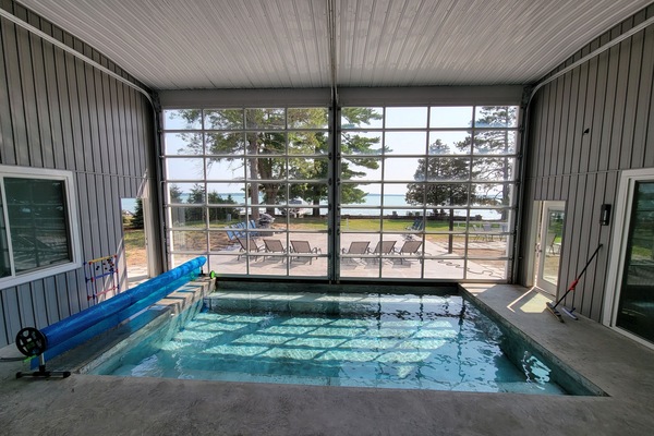 Una piscina techada, una piscina al aire libre