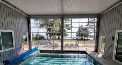 Woman Lake Beach House - Family Reunion - Private 100' Wide Beach