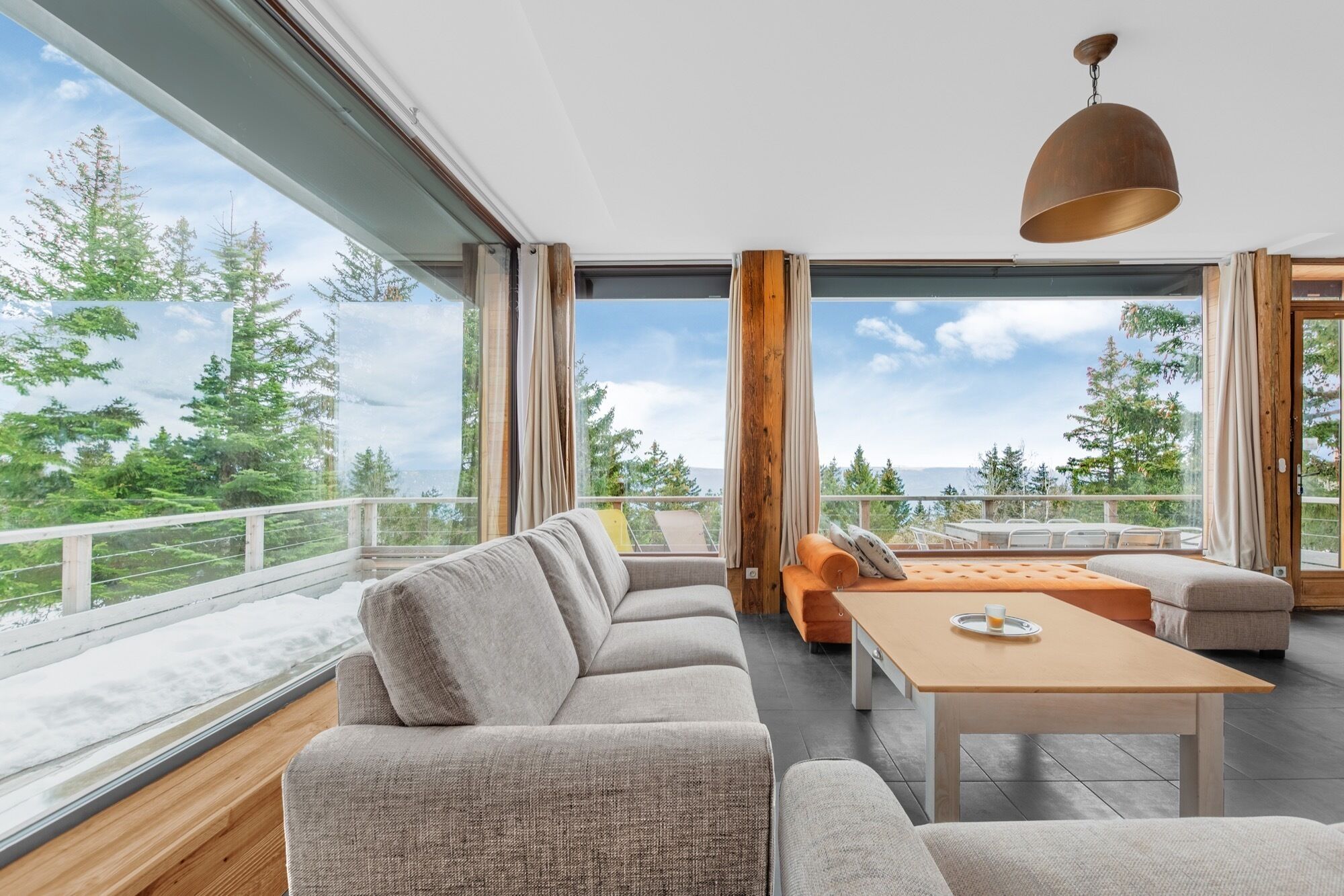 Älytelevisio, takka, DVD-soitin, kirjoja