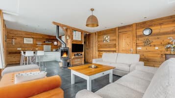 Een smart-tv, een open haard, een dvd-speler en boeken