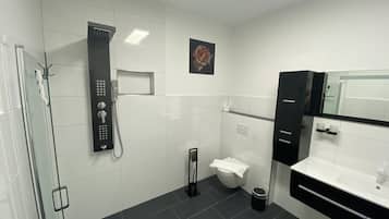Dusche, Haartrockner, Handtücher