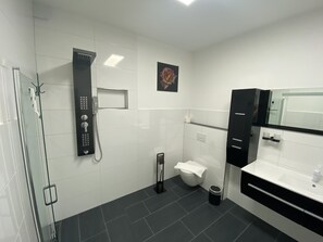 Douche, sèche-cheveux, serviettes fournies