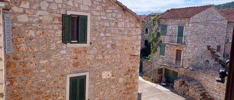 المنشأة من الخارج